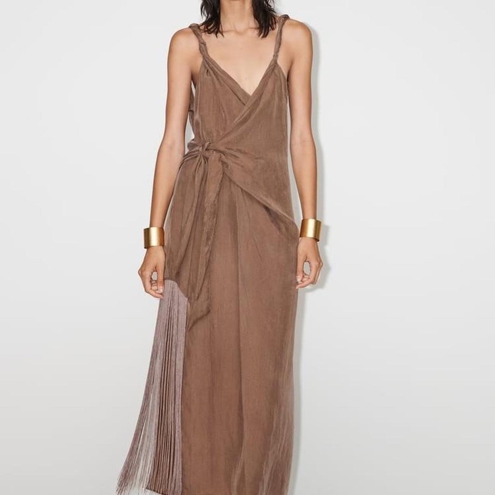 New with tags.
Size XL
Zara Pareo Style Dress with Fringe,  Dark Beige colour🤎